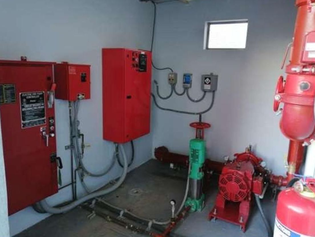 Cuarto de bombas con controladores rojos en Galeras Riego de Chiriquí