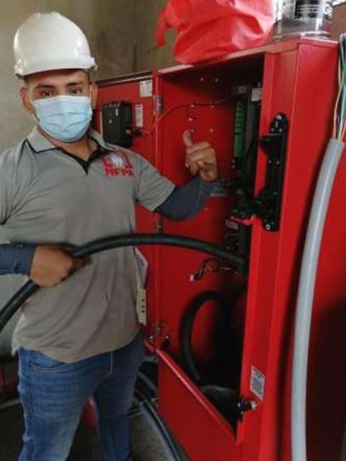 Técnico de Sercom instalando un controlador de bomba