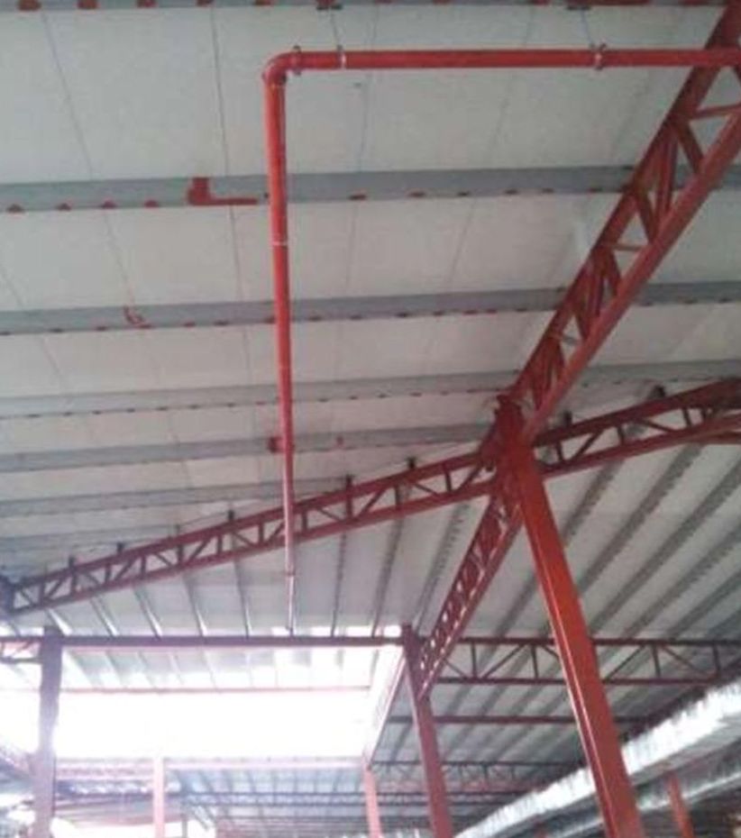 Ramales de rociadores rojos bajo el techo de Plaza Bugaba