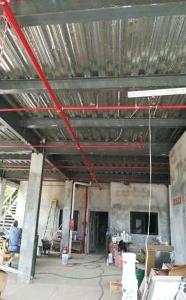 Tubería de rociadores en el edificio de Suntracs en David